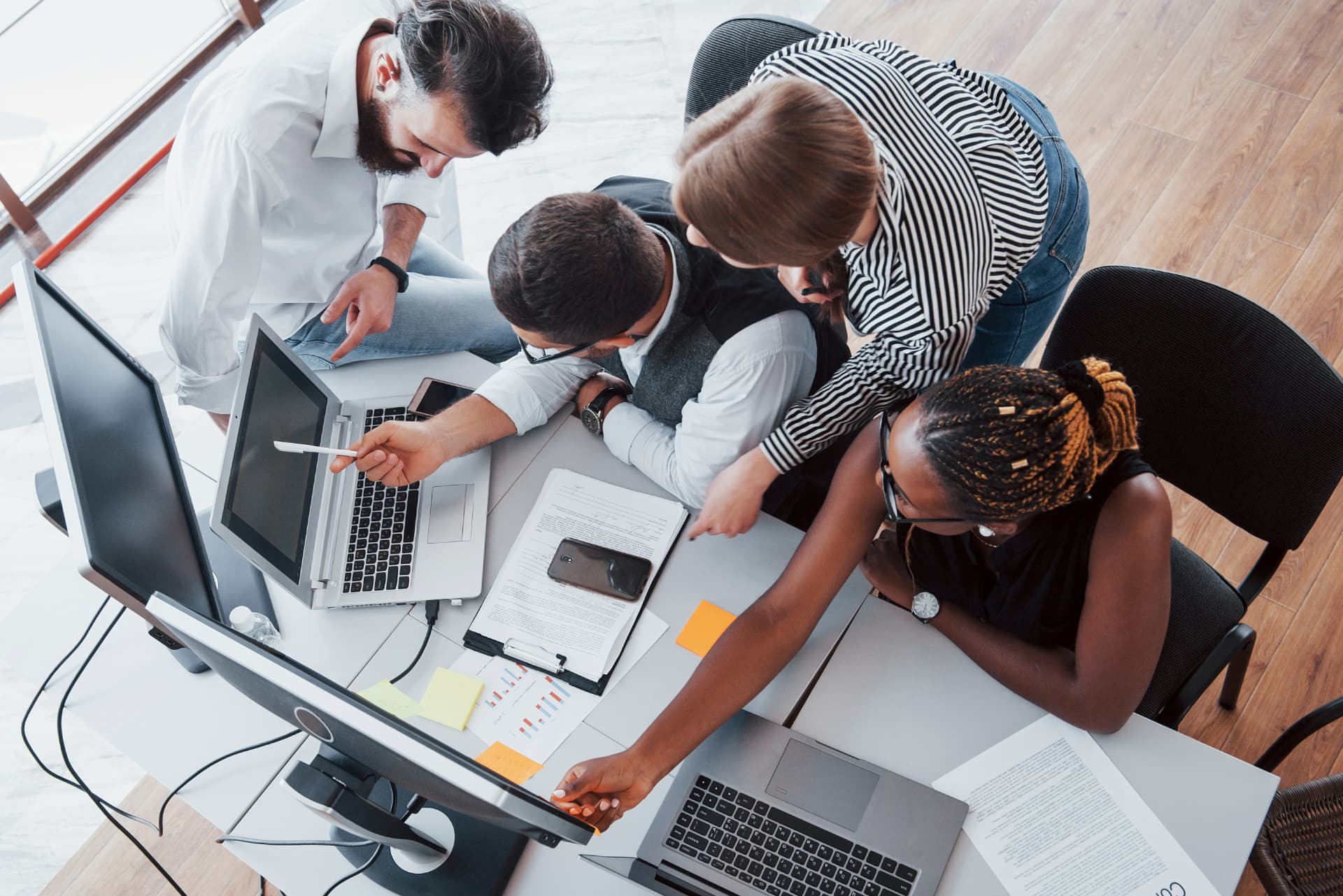 Equipo internacional trabajando en una solución digital