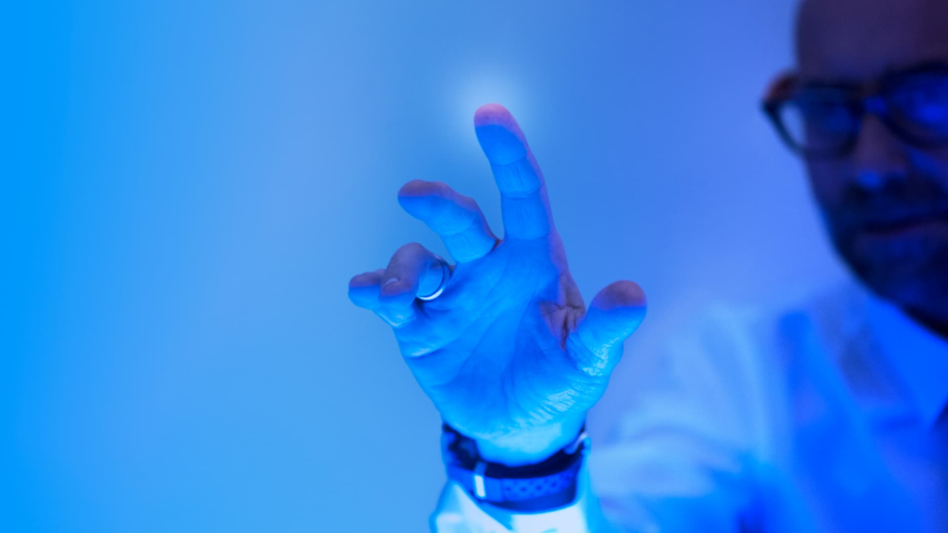 Profesional interactuando con un sistema digital